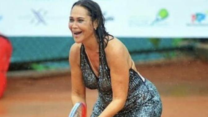 Konu tenis olunca Hülya Avşar’ı yağmur bile durduramadı! Sizin tutkun olduğunuz bir spor var mı?