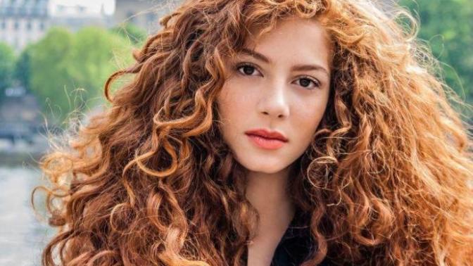 Kıvırcık saç mı yoksa düz saç mı daha hoş?
