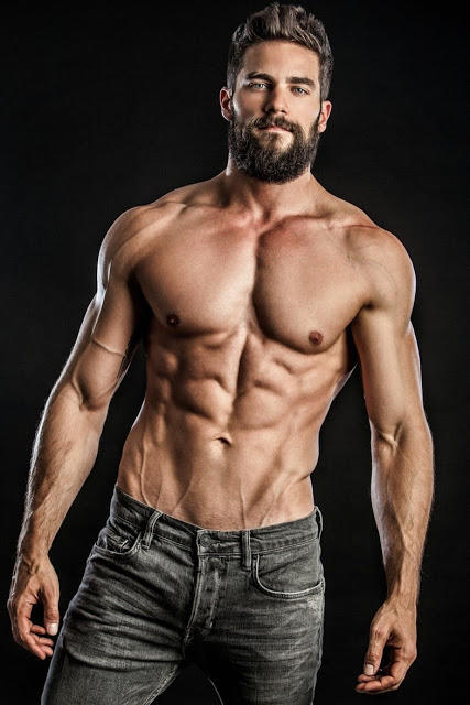 Türk aktör Furkan Palalı mı, Amerikan aktör Brant Daugherty mi dominant ve hovarda erkek profili çiziyor? Kim daha sert ve çekici?