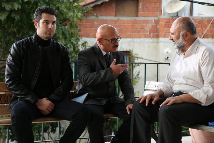 Türk aktör Furkan Palalı mı, Amerikan aktör Brant Daugherty mi dominant ve hovarda erkek profili çiziyor? Kim daha sert ve çekici?