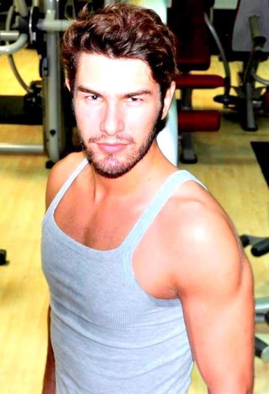 Türk aktör Furkan Palalı mı, Amerikan aktör Brant Daugherty mi dominant ve hovarda erkek profili çiziyor? Kim daha sert ve çekici?