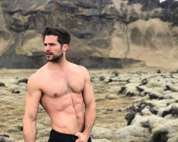 Türk aktör Furkan Palalı mı, Amerikan aktör Brant Daugherty mi dominant ve hovarda erkek profili çiziyor? Kim daha sert ve çekici?