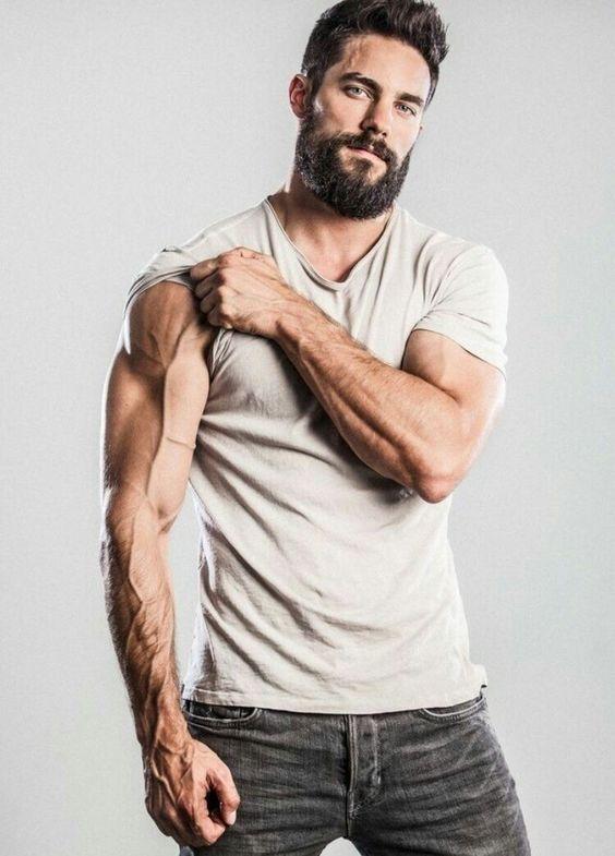 Türk aktör Furkan Palalı mı, Amerikan aktör Brant Daugherty mi dominant ve hovarda erkek profili çiziyor? Kim daha sert ve çekici?