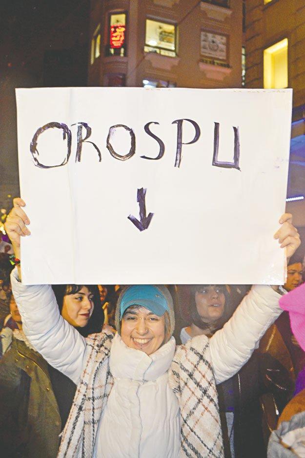 Feministler kadınların objeleştirilmesine karşıysa neden bu tip pankartlar kullanıyor?