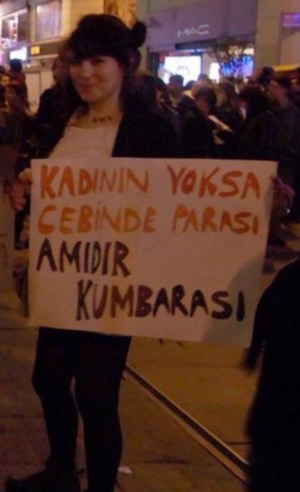 Feministler kadınların objeleştirilmesine karşıysa neden bu tip pankartlar kullanıyor?