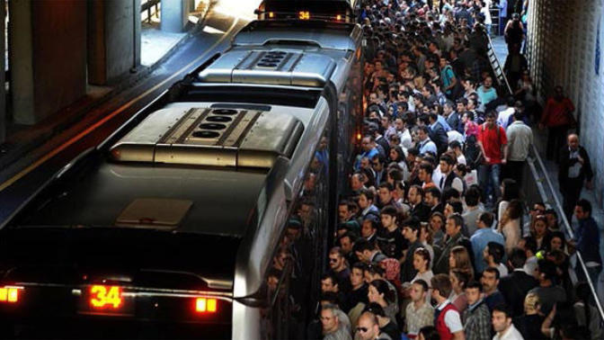 İstanbul’a gelip metrobüse binen İsveç vatandaşının metrobüs psikolojisini bozmuş ve destek almaya başlamış. Sizce hakılı mı?