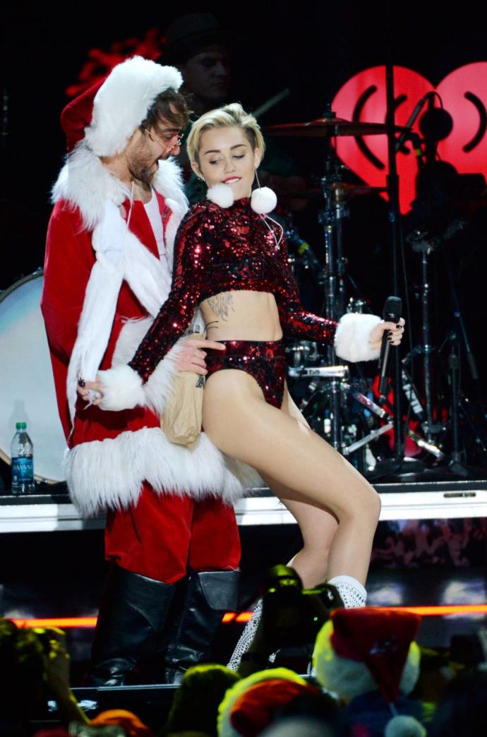 Hangi ünlünün Jingle Ball etkinliğindeki konser kıyafeti güzel?