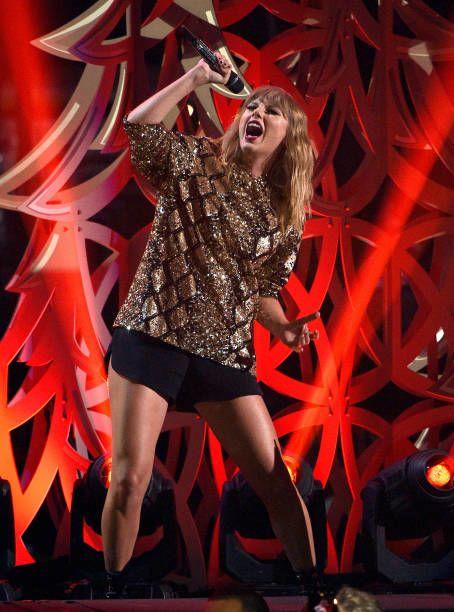 Hangi ünlünün Jingle Ball etkinliğindeki konser kıyafeti güzel?