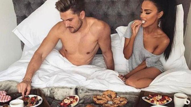 Yatağa kahvaltı getiren erkek mi, sizi romantik bir akşam yemeğine götüren erkek mi ideal eş adayıdır?