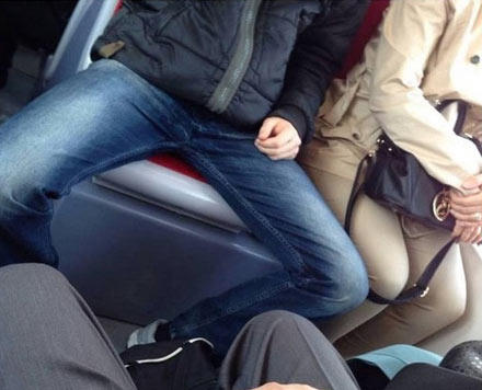 Arkadaşlr, özellikle erkeklere soruyorum, bu erkekler neden bacaklarını açarak oturuyor, toplu taşıma araçlarındada aynı, amaç ne?