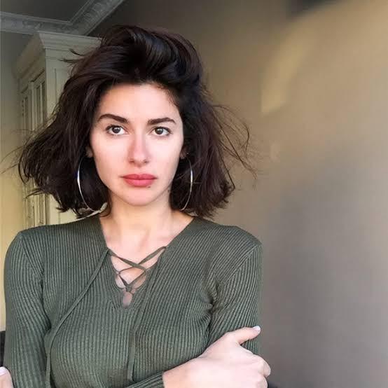 Bensu Soral mı? Nesrin Cavadzade mi? Sizce hangisi?