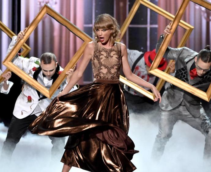 Amerikan müzik ödüllerinde performans sergilemiş olan kadın sanatçılardan hangisinin sahne kıyafeti en iyisi?