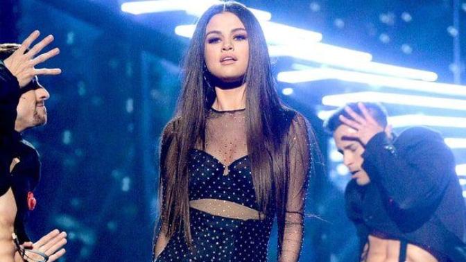 Amerikan müzik ödüllerinde performans sergilemiş olan kadın sanatçılardan hangisinin sahne kıyafeti en iyisi?