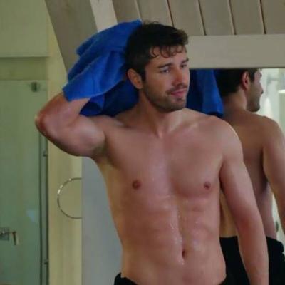 Best Model'la ünlenen yakışıklı aktörü, Burak Özçivit'ten daha seksi ve maskülen buluyorum. Kimin dominant cazibesi daha yoğun?