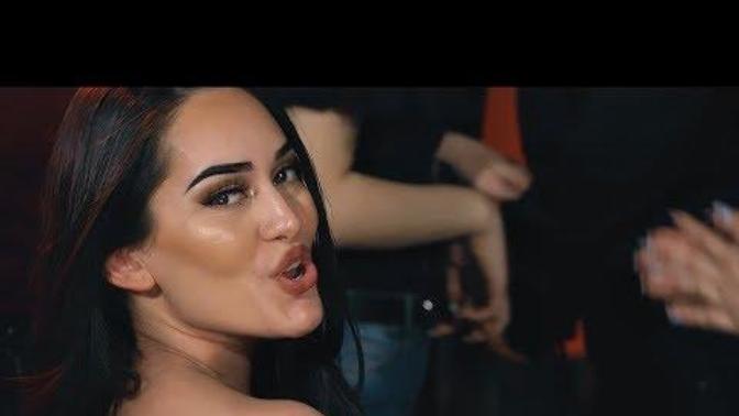 İsmail YK'nın bu klibindeki tansiyonum çıkıyor diyen kızın adını söyleyene çay ısmarlıyorum. Bilen var mı?