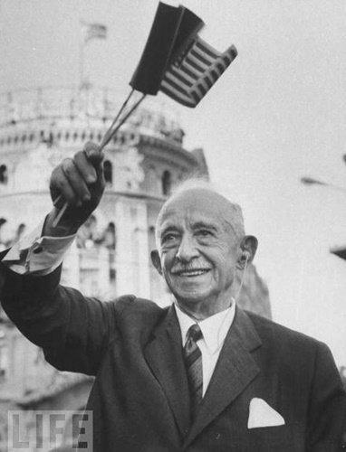 AKP'nin İsmet İnönü Paşa'nın elindeki ayyıldızlı al bayrağı görmek istememesi hakkında ne düşünüyorsunuz?