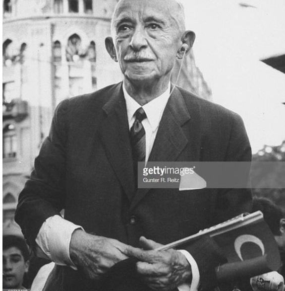 AKP'nin İsmet İnönü Paşa'nın elindeki ayyıldızlı al bayrağı görmek istememesi hakkında ne düşünüyorsunuz?