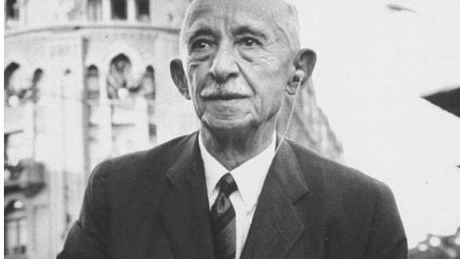 AKP'nin İsmet İnönü Paşa'nın elindeki ayyıldızlı al bayrağı görmek istememesi hakkında ne düşünüyorsunuz?