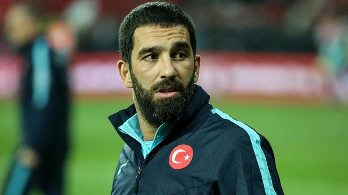 Arda Turan şarkıcı Berkay' ın karısına asıldı. Yer yerinden oynadı. Bu olay senin başına gelse ne yapardın?