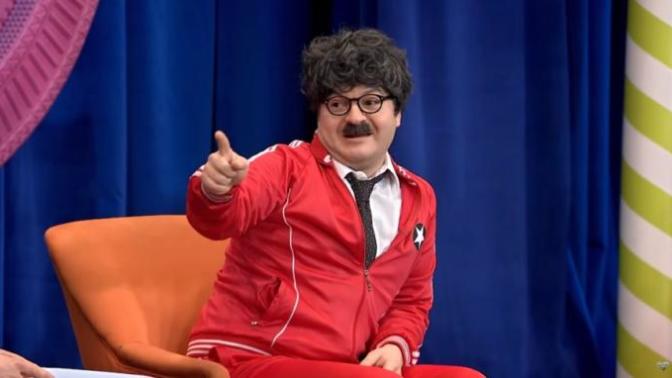Güldür Güldür şov programına gidip Eşofmanlı Şevket Hocaya hangi saçma soruyu sorardınız?