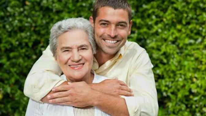 Annesine çok aşırı düşkün bir erkek sizce evlilik yürütebilir mi?