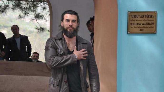Cengiz Coşkun ve Burak Özçivit hangi oyuncular daha yakışıklı?