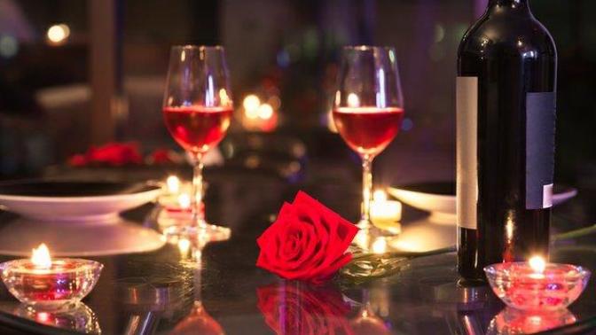 Romantik Bir Akşam Yemeği İçin Dışarda Mı Yoksa Evde Mi Yemek İsterdiniz?