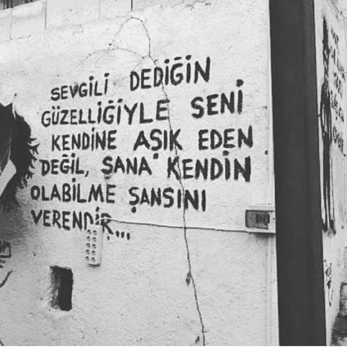 Sevgili dediğin güzelliğiyle seni kendine aşık eden değil, sana kendin olabilme şansını verendir?
