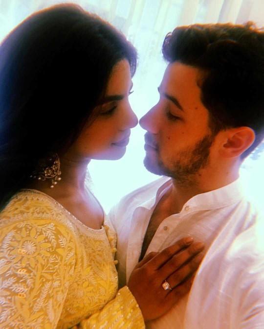 Henüz 26 yaşında olan Nick Jonas 36 yaşında olan Priyanka Chopra ile nişanlandı. Bu ilişki hakkında ne düşünüyorsunuz?