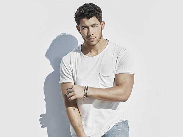 Henüz 26 yaşında olan Nick Jonas 36 yaşında olan Priyanka Chopra ile nişanlandı. Bu ilişki hakkında ne düşünüyorsunuz?