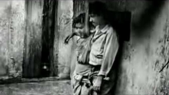Yağmur altında yürümek mi yoksa yağmuru izleyerek kahve içmek mi daha huzur vericidir?