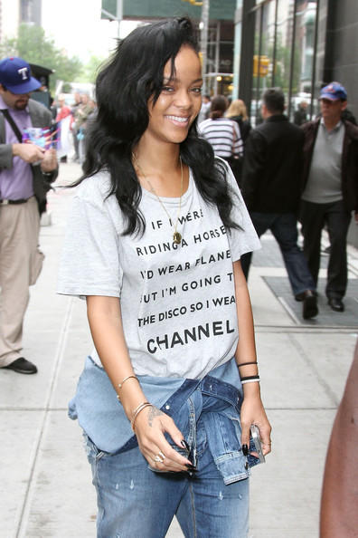 Rihanna makyajsız nasıl sizce?