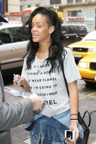 Rihanna makyajsız nasıl sizce?