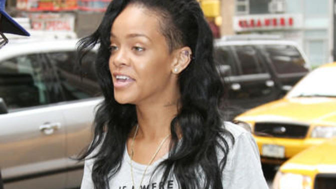 Rihanna makyajsız nasıl sizce?