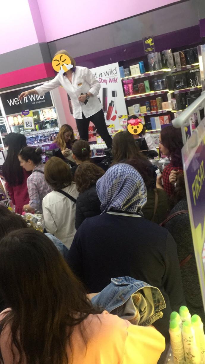 Bugün Gratis’teki İndirimde her Şehirde İzdiham oluştu, nedir bu böyle, sanki bedava dağıtıyorlar, bu insanların sorunu nedir?