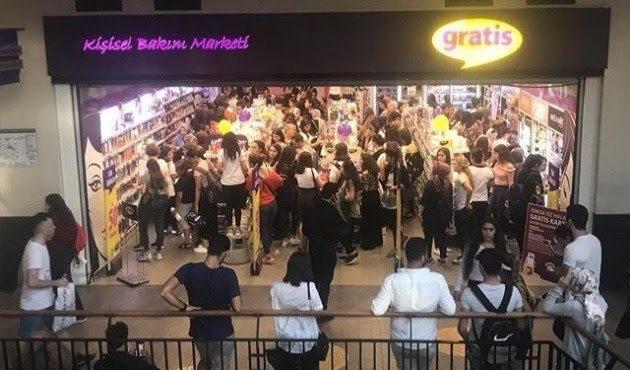 Bugün Gratis’teki İndirimde her Şehirde İzdiham oluştu, nedir bu böyle, sanki bedava dağıtıyorlar, bu insanların sorunu nedir?