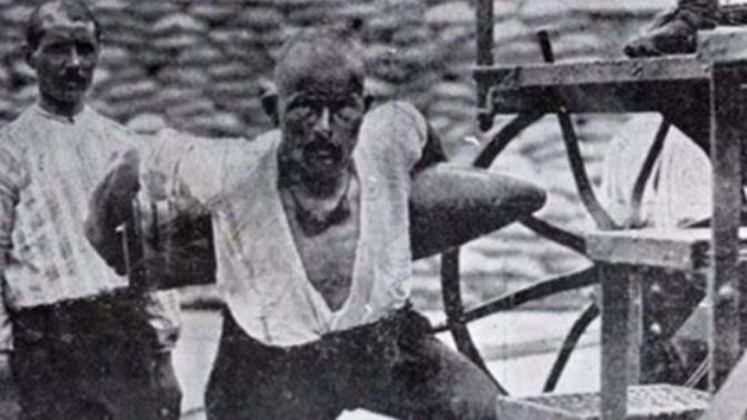 Çanakkale Savaşında Seyit Onbaşı 260 kilogramlık top mermiyi nasıl kaldırıp 5,6 adım yukarı çıkarıp Düşman gemisini batırdı?