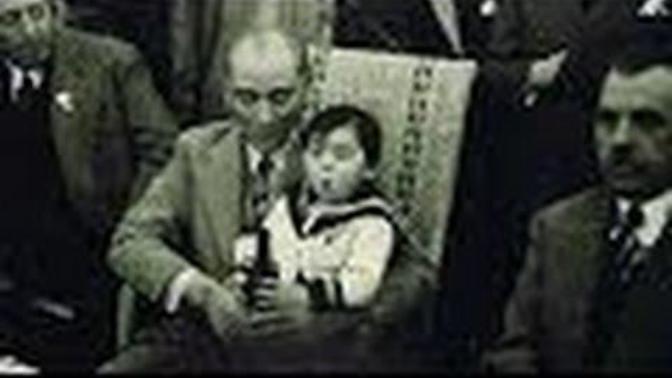 Atatürk, 5 yaşındaki manevi kızı Ülkü Adatepe'ye bira içirmiş. Sizlerin görüşleri nelerdir?