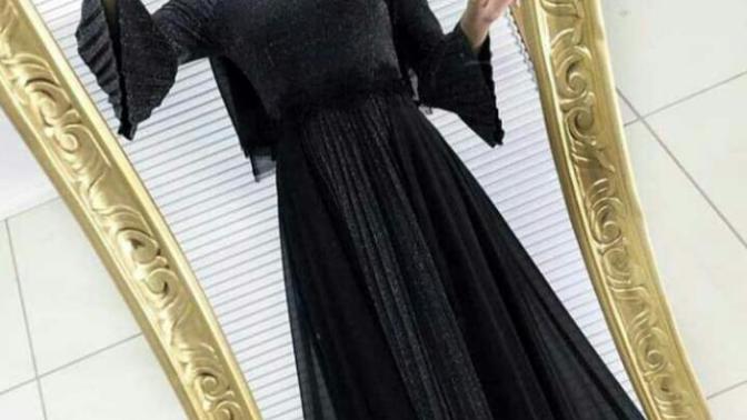 Siyah simli elbisenin üzerine?