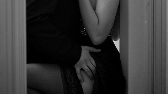 Sexting yaparak baştan çıkaran sevgili mi, yoksa kuytu köşe bulduğu zaman yanaşan sevgili mi makbüldür?