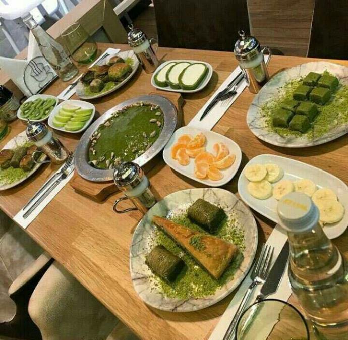 Akşam için şöyle bir et sofrası ve tatlı sofrası hazırladım nasıl görünüyor arkadaşlar?