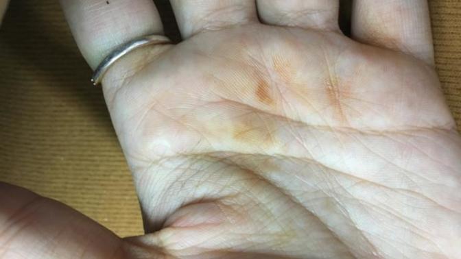Sabah kalktığımda ellerim böyleydi kına kokuyor?