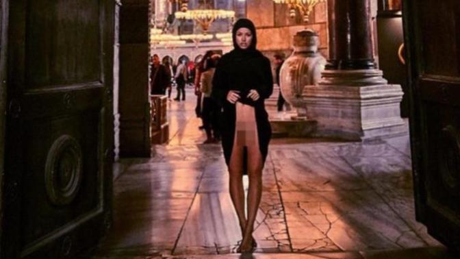 Ayasofya Cami'de Çıplak Model. Siz Nasıl Yorumluyorsunuz.(Kapadokya, Ayasofya)?