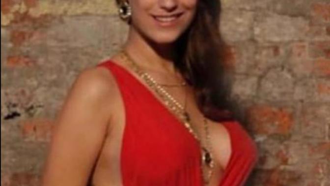 Hazal kayanin olay yaratan elbisesi nasil?