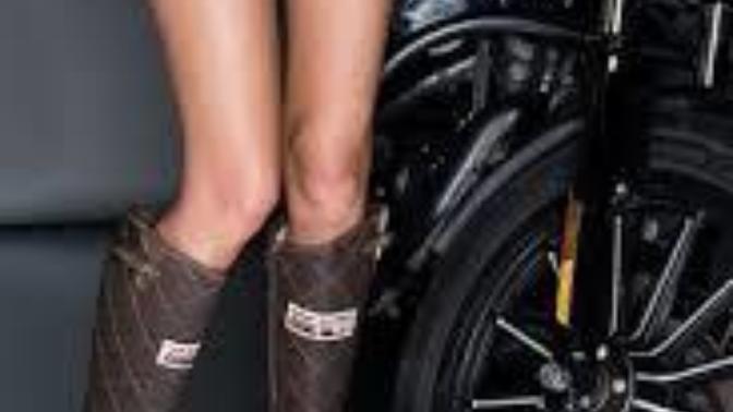 Harley davidson bot giyen kadınlar nasıl sizce itici mi seksi mi?