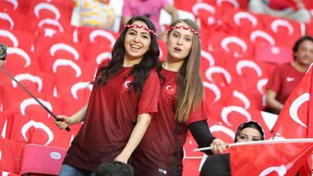 Sevgili ile halı sahaya gidilir mi?
