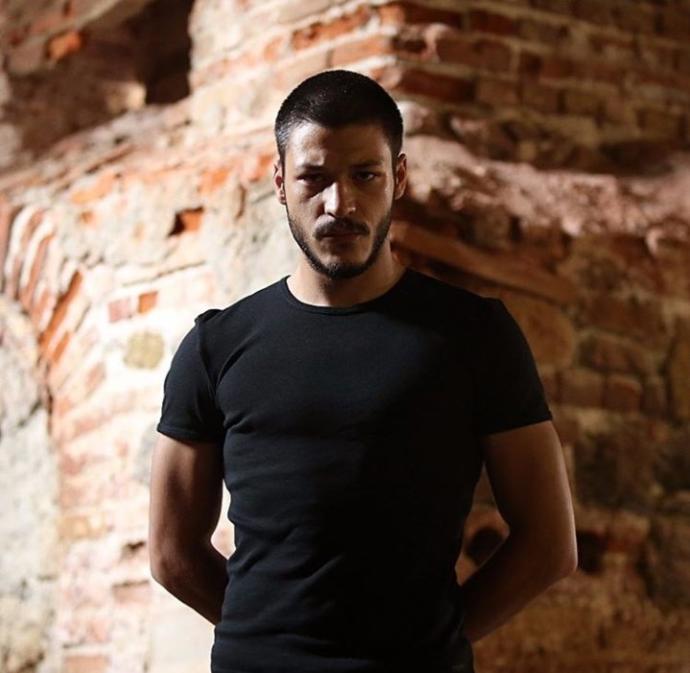 Bu iki karizmatik genç aktörden hangisi,40 yaş üstü olgun bir kadını tavlama potansiyeline sahip dominant erkek imajı çiziyor?