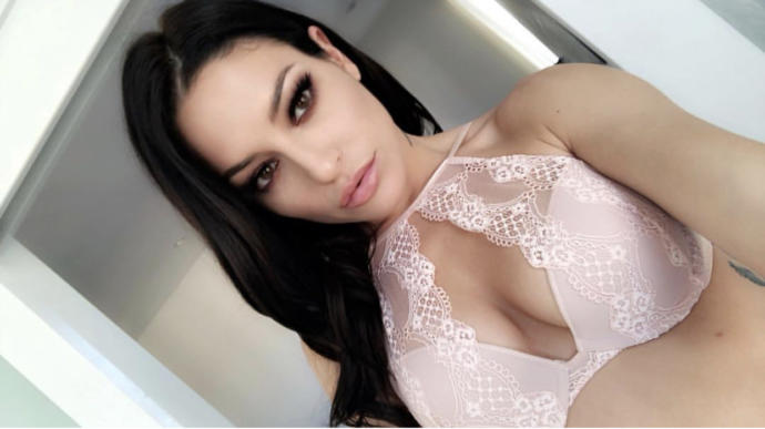 Kissa Sins hangi hali ile daha çekici ve sexy?