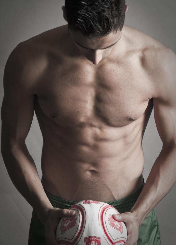 Sizce fotoğraflardaki 1989 doğumlu Faslı futbolcu Nacer Chadli mi daha seksi ve maskülen, Gerard Pique mi yoksa Burak Yılmaz mı?