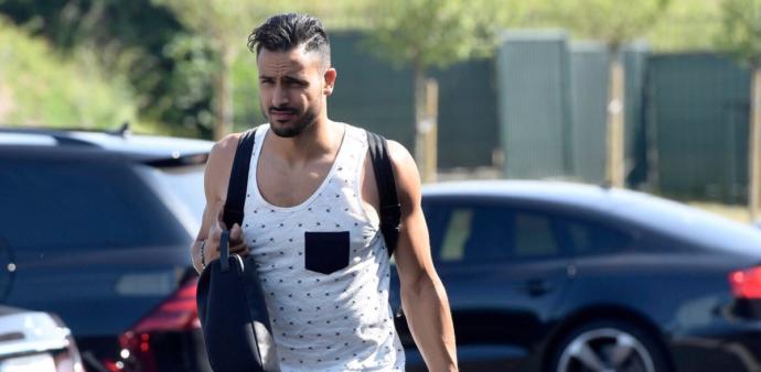 Sizce fotoğraflardaki 1989 doğumlu Faslı futbolcu Nacer Chadli mi daha seksi ve maskülen, Gerard Pique mi yoksa Burak Yılmaz mı?